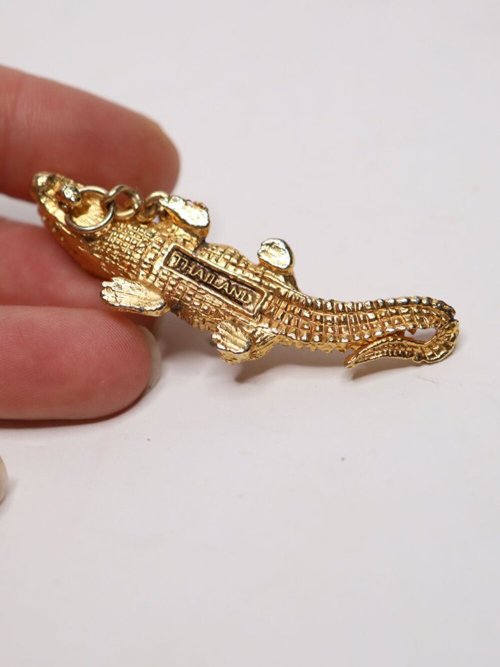 Vintage Gold Tone Alligator Crocodile Pendant Charm Red Rhinestone Eyes Thailand - Picture 4 of 6